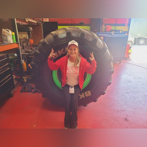 Meet your Posher, Sara @upllparr@gmail.com - Picture 1 of 1